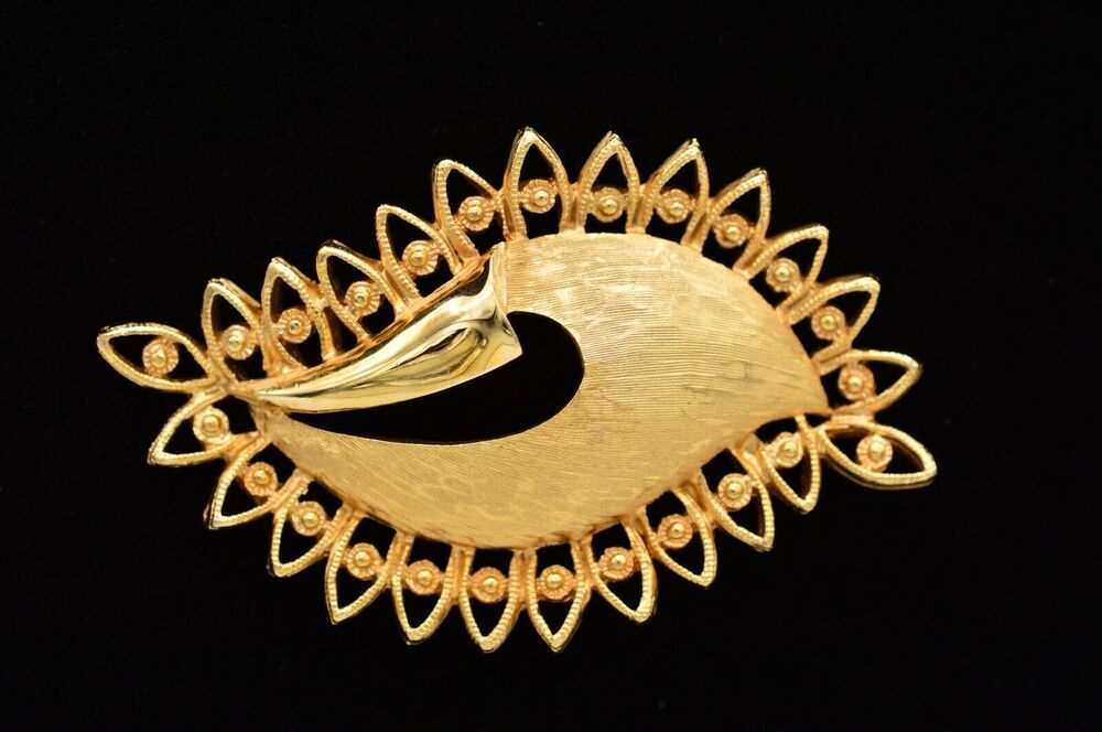 Tradition Vintage Pin Brooch Abstract Leaf Brushed Gold Metallic Signed Bin5